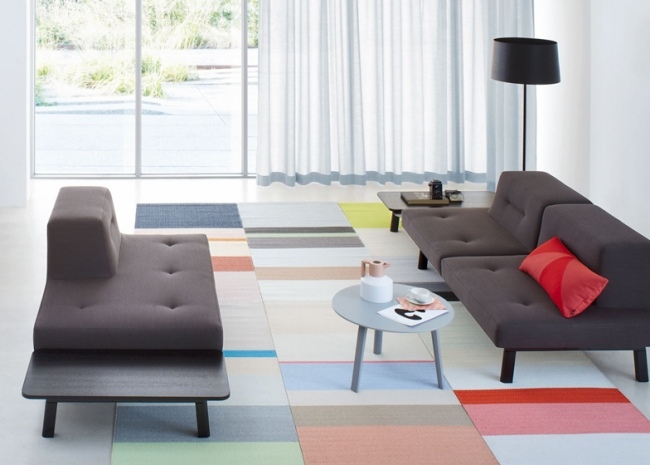 Modulárny bočný stôl s integrovaným sedením-červené vankúše s čiernou podlahovou lampou