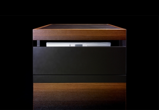 Vysoký stôl, prenosný počítač, výťah, stôl