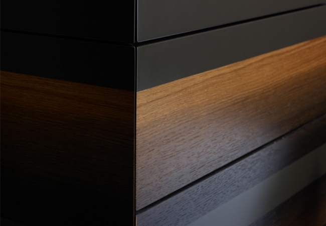 Ergonomická pracovná stanica PC z dubového dreva v čiernej farbe