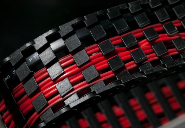 Káblové prepojenie pracovnej stanice Sarah Maier s počítačom-LT