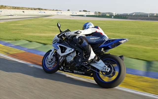 trasa vzadu pre štvorvalcový motocykel