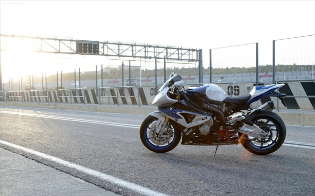 TOP motocykle 2014 BMW HP4 bočný pohľad