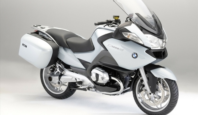 Pohľad na kolesá BMW R 1200 RT spredu Pohľad na predné kolesá motocykla BMW