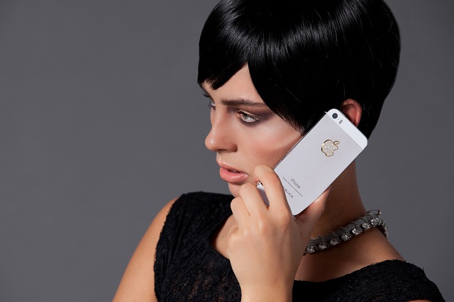 Luxusný tovar iPhone ozdobený bielymi diamantmi Tovar iPhone diamanty zdobené bielou farbou