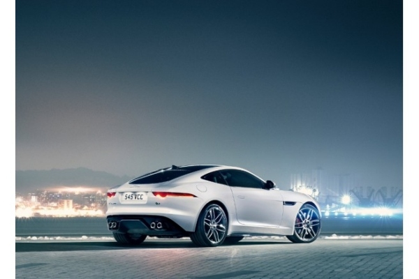 Športový automobil rýchlo fotografoval zo zadného pohľadu adaptívne tlmiče