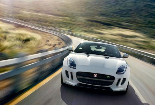 Športový model kupé Jaguar s diferenciálom krútiaceho momentu na zadnú nápravu