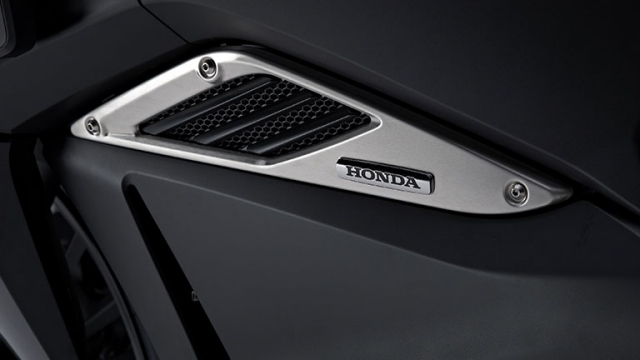 motocykel honda motocykel vultus-2014 detail-kovový prívod vzduchu nerezový plášť motocykel honda motocykel e-bike 2014 detail-kovová kapotáž prívodu vzduchu kov