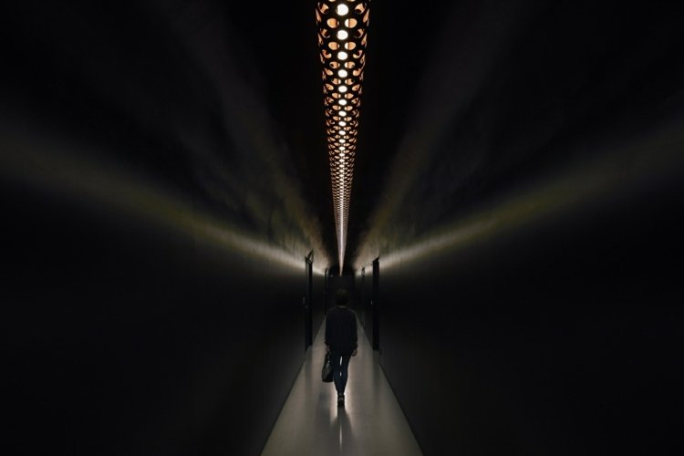 Nepriama svetlá a čierna farba na steny - projekt Naruse Inokuma Architects