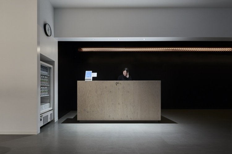 Recepcia hotela Japan je vyrobená z dreva jednoduchého vzhľadu