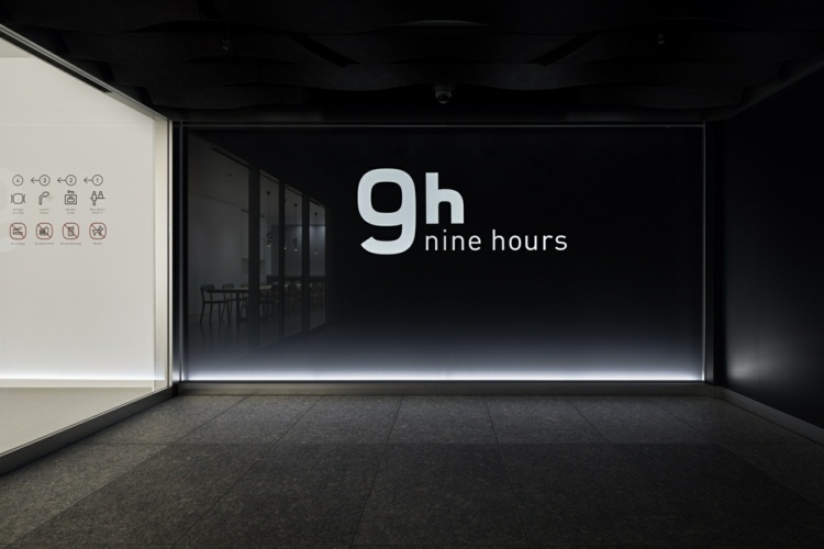 Kapsulový hotel Nine Hours v Japonsku s moderným a príjemným vzhľadom