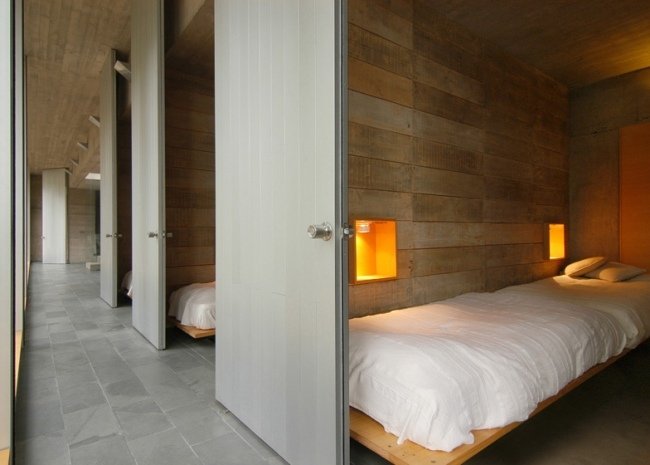 spálňa drevená stena omnibus svah dom od pedro gubbins