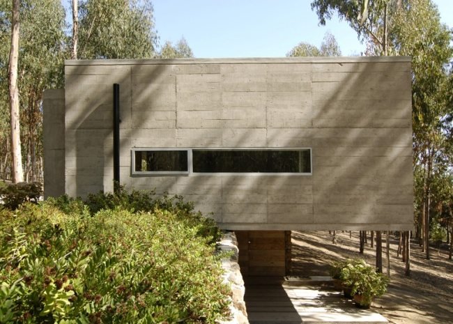 bočný pohľad betónový omnibus na svahu od pedro gubbins