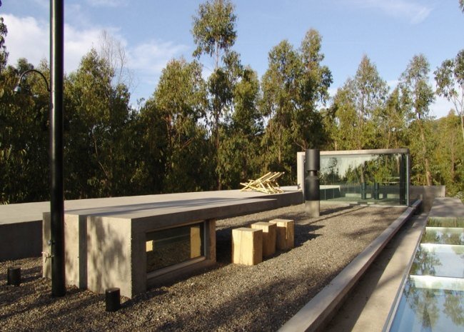 strešná terasa drevená stolička omnibus svahový dom od pedro gubbinov