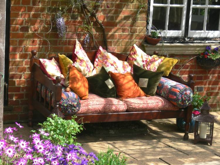 DIY nápad denná posteľ dizajn drevená sedačka farebné dekorácie vankúše kvety