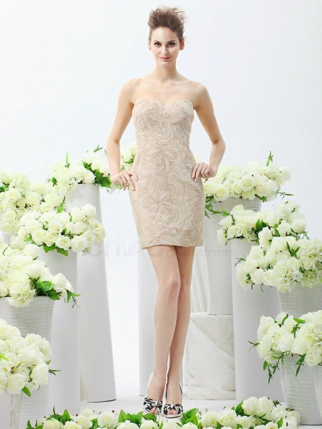elegantné biele krátke šaty svadobnú hostinu oslavu