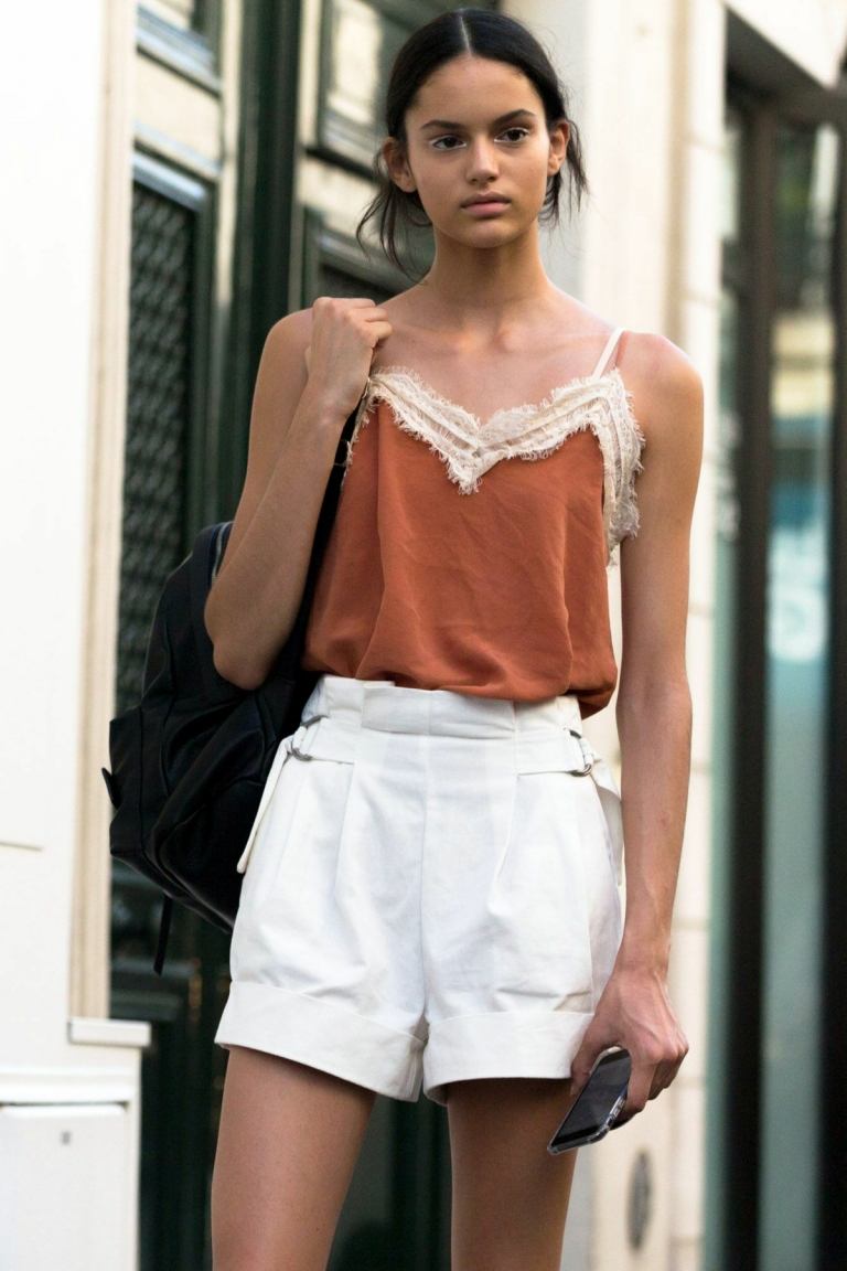 Dámske šortky v bielej farbe s voľným topom v oranžovo-hnedej farbe na leto