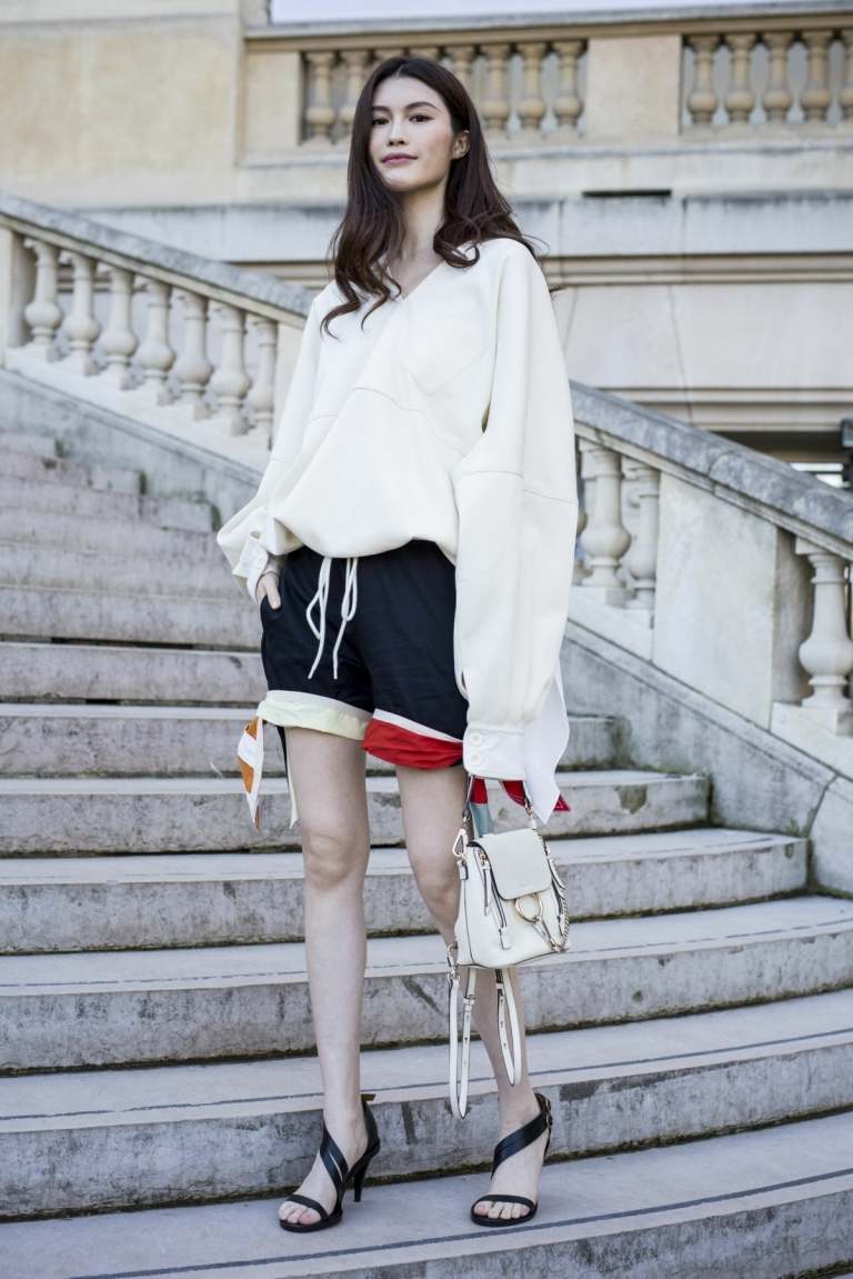 Štýlové nápady na outfit pre ženy s šortkami, vysokými podpätkami a oversized blúzkou