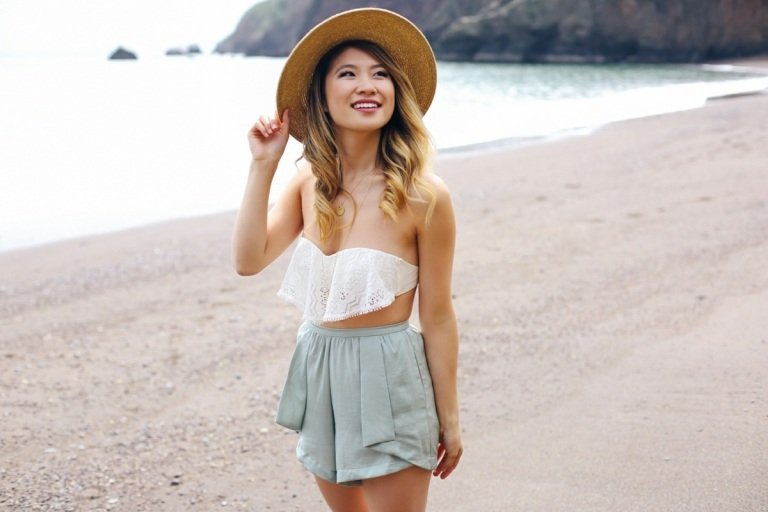 Plážový outfit s čipkovanými bikinami a šortkami s volánom