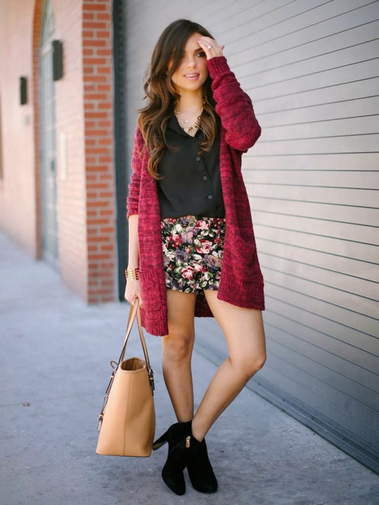 Skombinujte šortky pre ženy s úpletom a čižmami