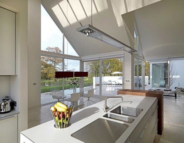 Skladací papierový dom modernej kuchyne s dizajnom vidieckeho domu biely kuchynský ostrovček a sklenený jedálenský stôl