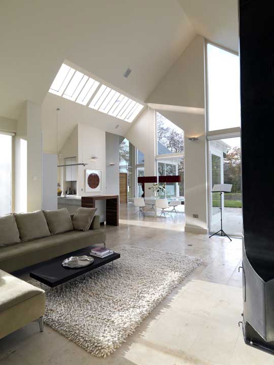 Papierový skladací umelecký dom v modernej obývacej izbe s dizajnom vidieckeho domu Dlaždice z prírodného kameňa pôsobia v obývacej časti béžovo