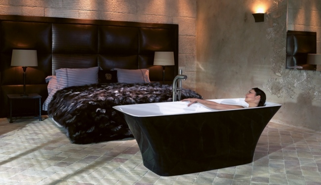 Lesklý dizajn vane spálne vyzerá ako chatovací stojan Ravello