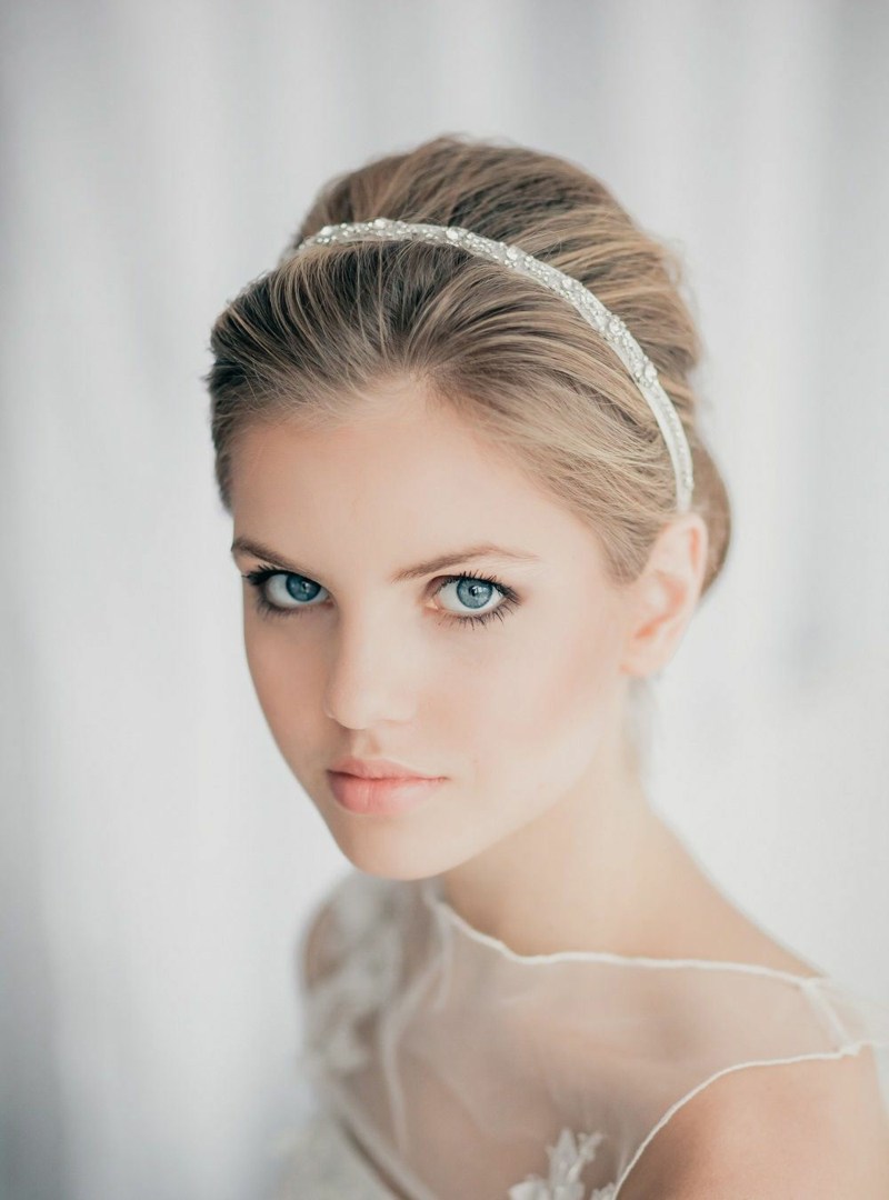 nevesta líčenie jednoduché samozrejme čelenka updo