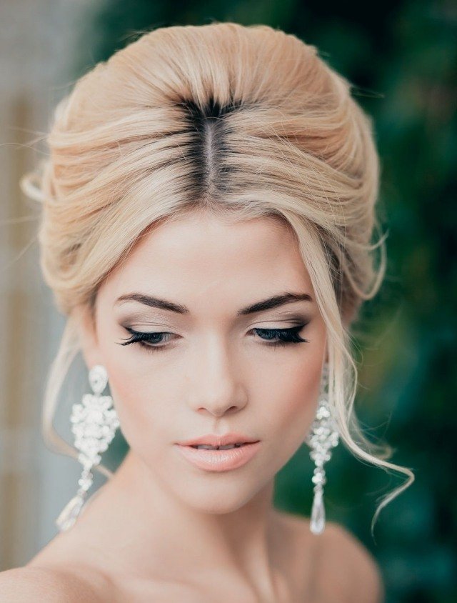 subtílne líčenie očí-dokonalá pokožka-lesklé-lesklé-pery-modré-oči