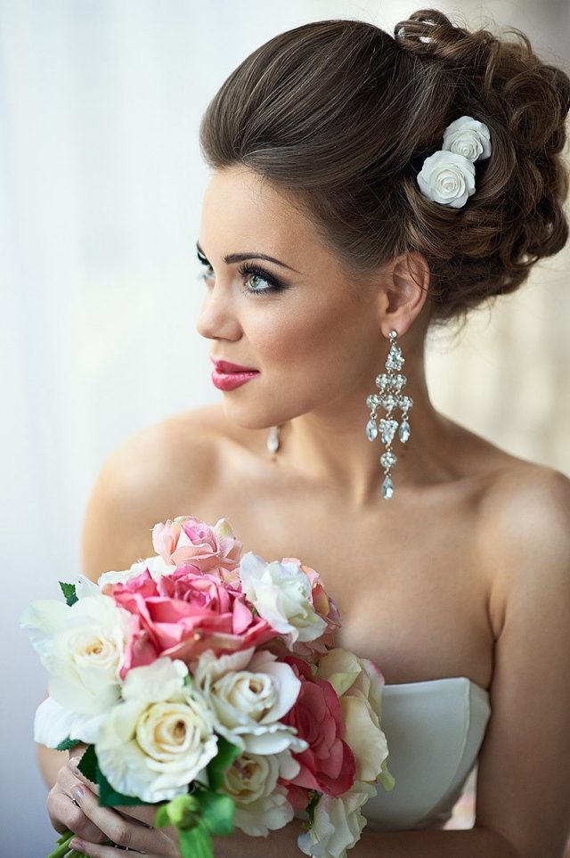 Oči, očné tiene, tmavo umyté riasy, lesklé pery, jasne červená