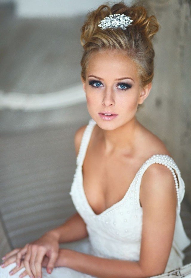 Svadobné šaty hlboký dekolt do výstrihu dymové oči-lesklý rúž-updo