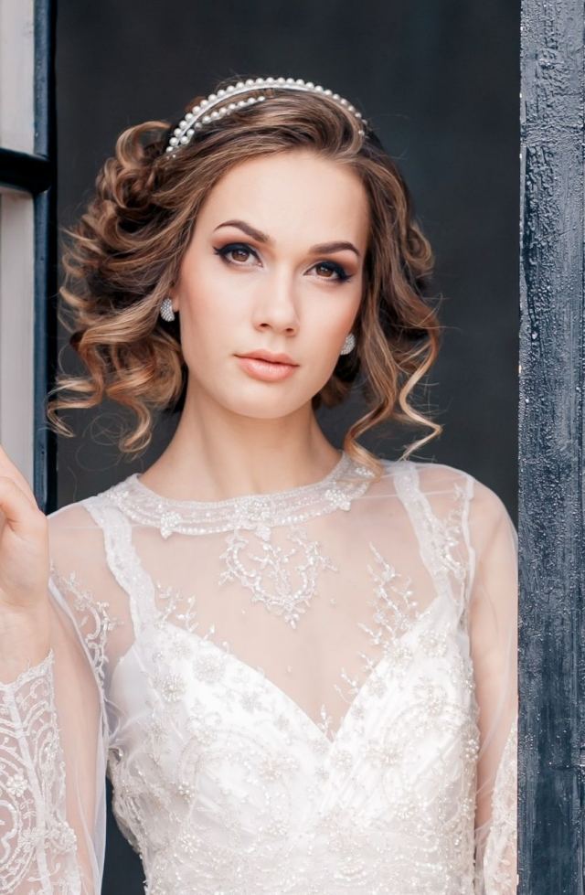 Nápady na svadobný mejkap-zlaté trblietavé líčka zvýrazňujú obočie