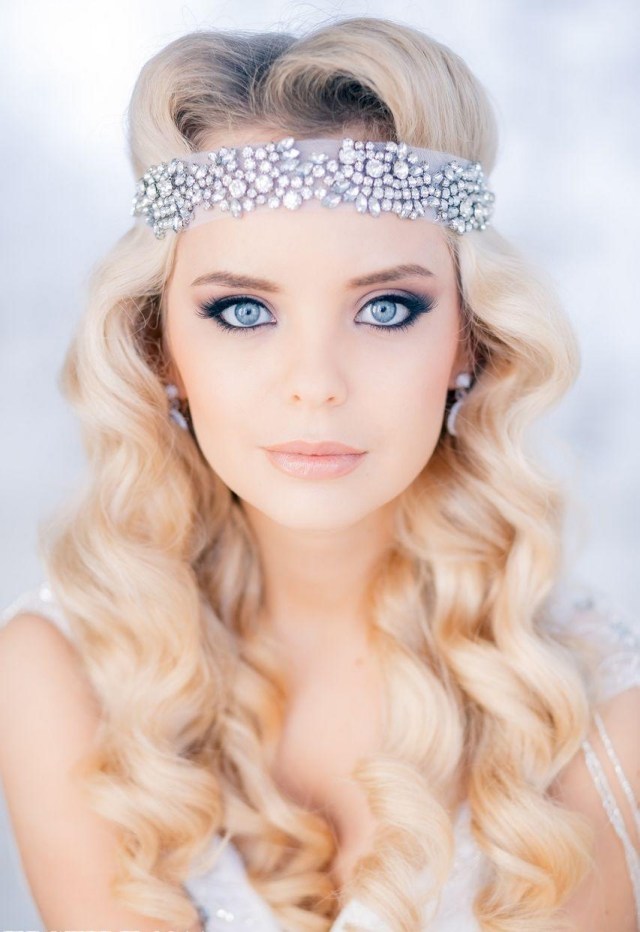 modré oči make-up maskara čierna svadobný účes s doplnkami