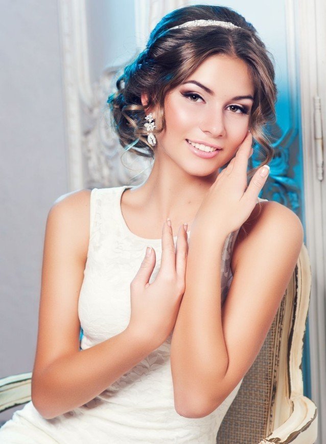 rozžiarujúce špinavé svadobné červené líčka so zlatým leskom