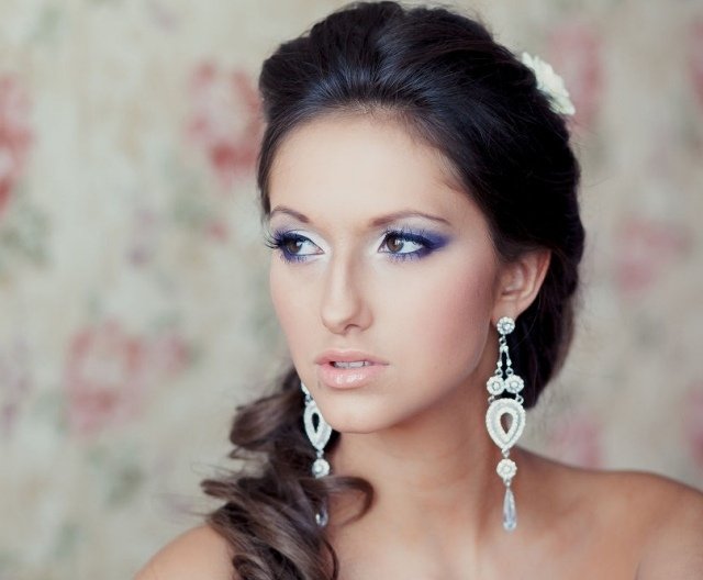 žiarivo biele očné tiene zdôrazňujú roh svadby s modrými nuansami