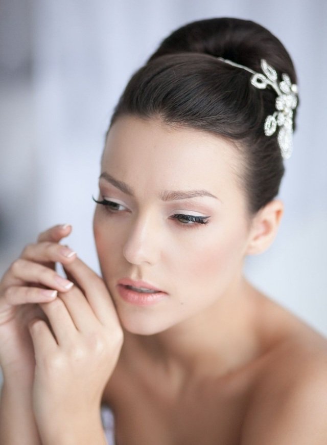 Riasy na očné linky čierne naťahovanie lesku na pery účes účesy svadobná móda