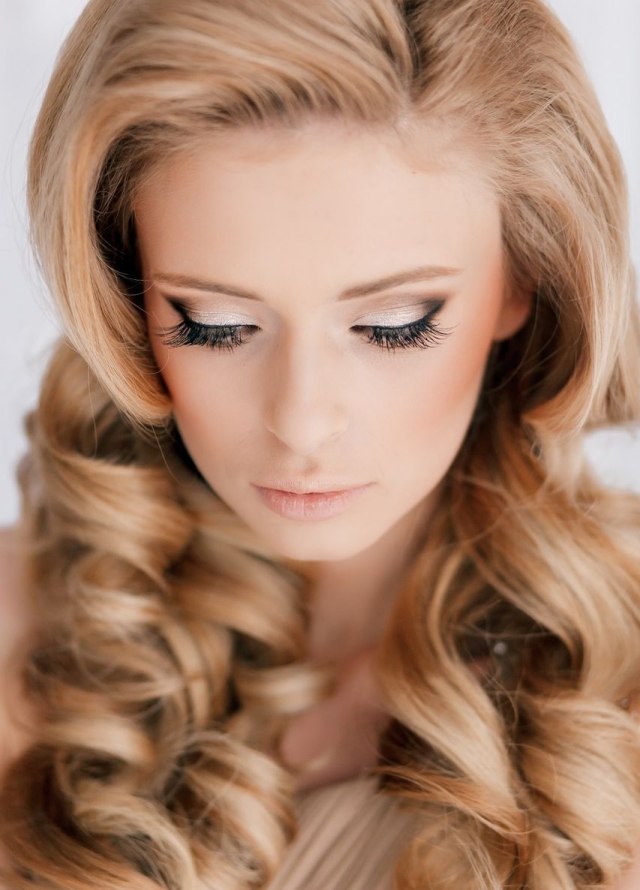 Ľahko napodobnite líčka nevesty s efektom svetlo zlatých trblietok dymových očí