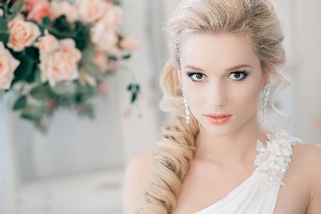 Svadobný make-up hladko rovnomerne oči zdôrazňujú očné linky