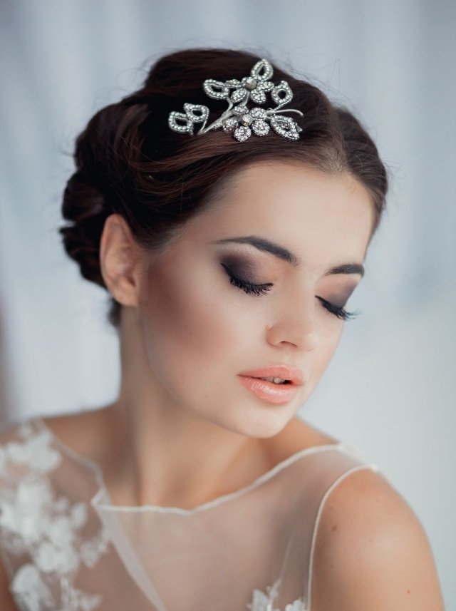 Trblietavé očné tiene v perovo-broskyňových odtieňoch