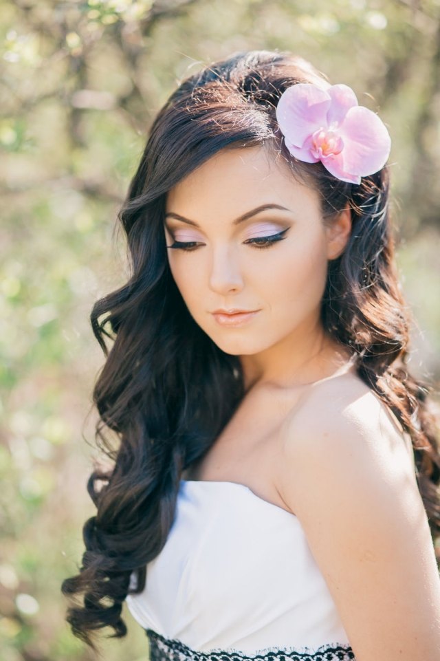 Svadobná móda vyzerá čierne očné linky-riasenka-mihalnice-vlasové doplnky-kvet