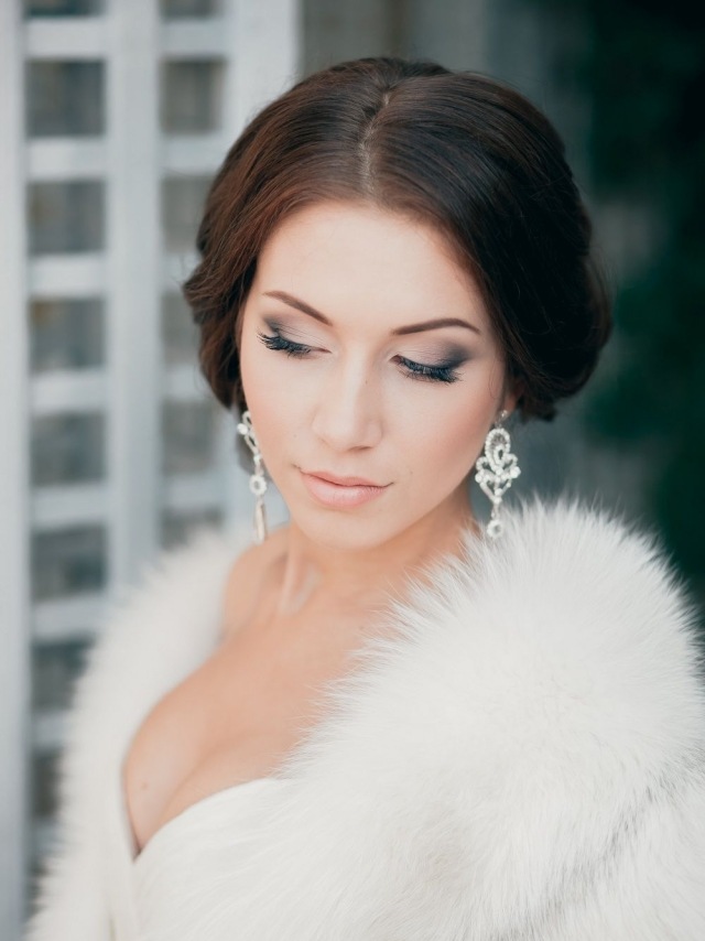 ružové líčka ružovej farby zvýrazňujú očný make-up kútik očného tieňa