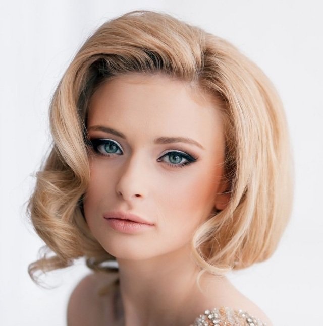 Účesy svadobný make-up-čierne umyté riasy-oči očné tiene-ľahko zdôraznené