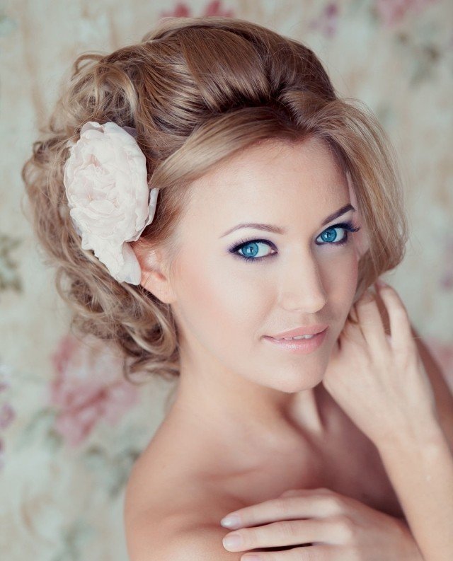 Svadobný make-up-modré-nuansy-trblietky-prášok-na-dekolte