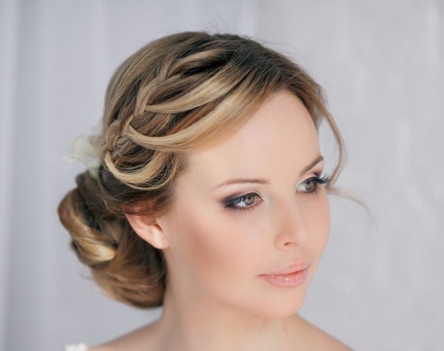 Rovnomerný základ-nevesta-vzhľad-make-up-modré-oči-zdôraznené-očné linky-očné tiene-odtiene šedej