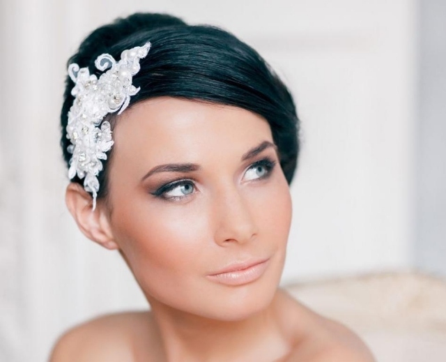 Svadobná móda-updos-líčka-zlaté-trblietavé-modré-oči-nápady