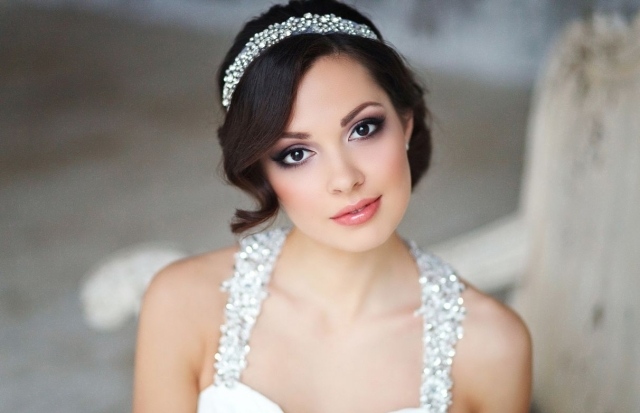 Tipy na nanášanie nevesty-nanášanie-bronzového-púdru-líčka-na krk