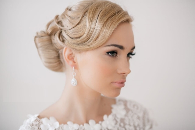 Nevesta-make-up-tipss-líca-so-žiarivou-lícenkou-zvýraznenou