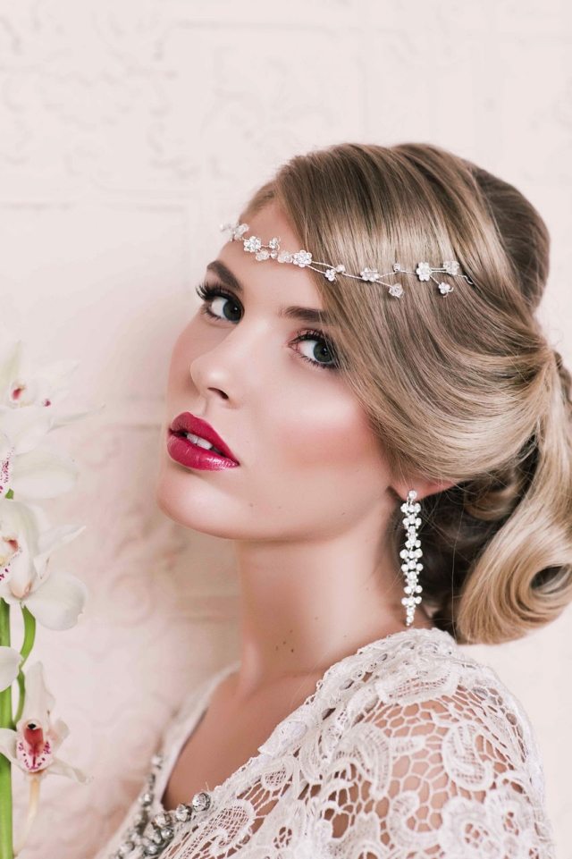 Pery bohaté na tmavočervené svadobné účesy-vlasové doplnky náušnice dlhé