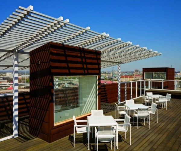 Biela dekorácia-strešná terasa z dreva