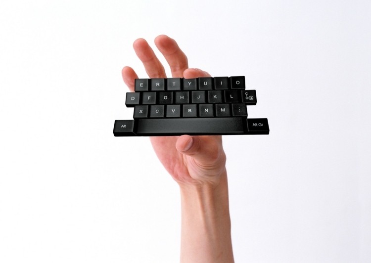 qwerty-klávesnica-sedačka-model-list-zariaďovací-interiér