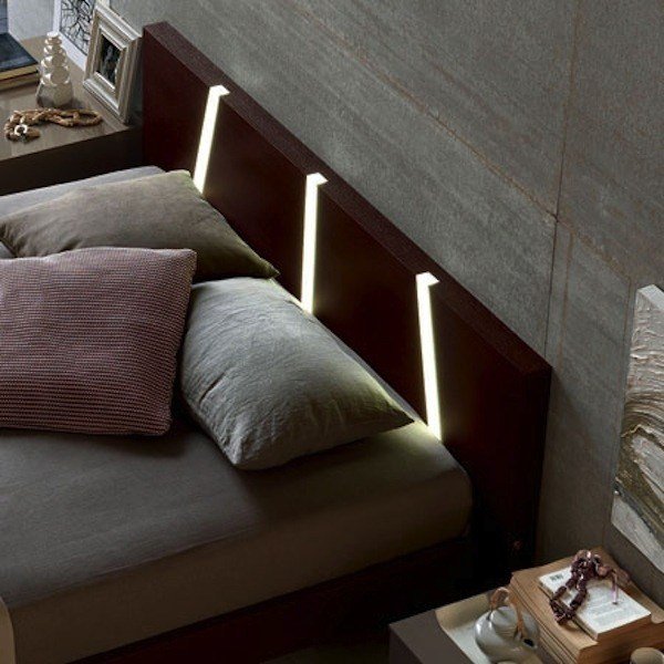 osvetlenie pravej postele v spálni aura europeo pravé lôžko spálňa aura europeo čelo osvetlenie dreva